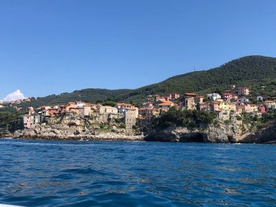 vilarejo em frente ao mar mediterraneo com azul bem escuro e ceu azul na costa da italia