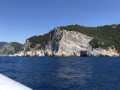 costa rochosa com mar azul escuro do mediterraneo proximo a portovenere na costa oeste da italia