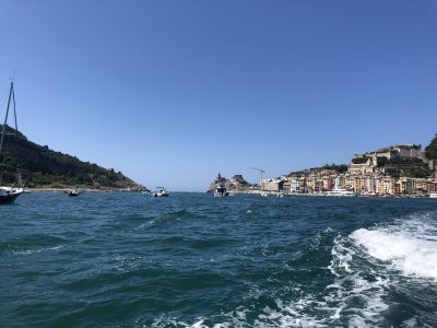 barcos passeando vagarozamente no mar mediterraneo em vilarejo na costa da italia