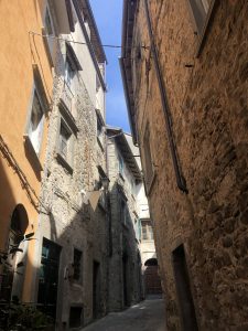ruas apertadas com casas e predios de pedra em pontremoli na italia