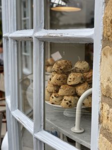 vitrine com scones, bolinhos de frutas secas em cotswolds, no interior da inglaterra