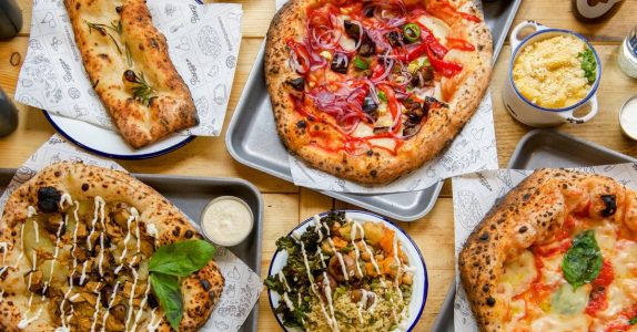 pizzas e entradas veganas no restaurante purezza em camden town