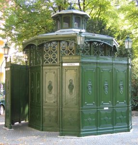 banheiro publico de ferro verde, em berlim, encomendado pela filha da rainha victoria