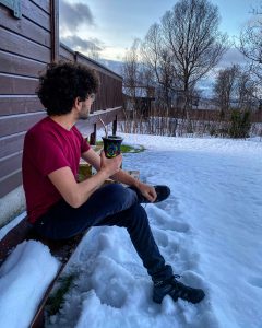 rafa guri in london homem tomando chimarrao na neve de manga curta com cuia do rio grande do sul no norte da noruega