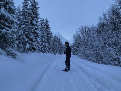 rafa guri in london homem parado na estrada com neve e pinheiros com neve dos lados da estrada no norte da noruega