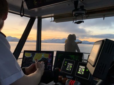 cabine de comando de um barco de passeio com radar e comandos de barco eletrico em passeio no norte da noruega