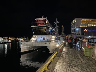 barco eletrico estacionado no porto de tromso, no norte da noruega, durante a noite