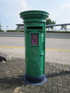 caixa de correio verde com a insignia real da rainha elizabeth ii em hong kong