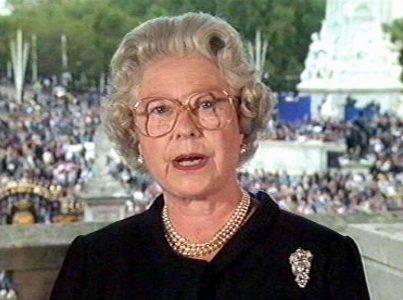 rainha elizabeth ii de oculos discursando na sacada do palacio de buckingham na morte da princesa diana em 1997