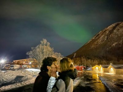 guri in london casal se beijando com aurora boreal no norte da noruega em tromso
