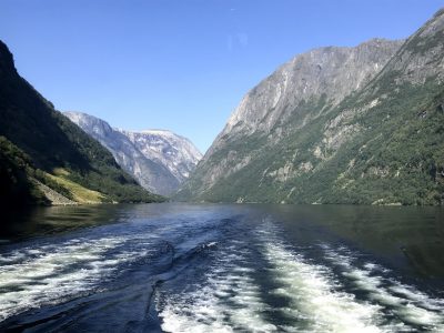 passeio de barco no meio dos fiordes da noruega