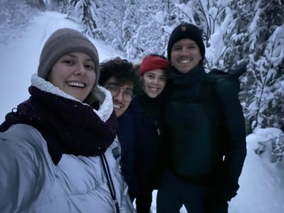 quatro pessoas sorrindo no meio da neve no norte da noruega