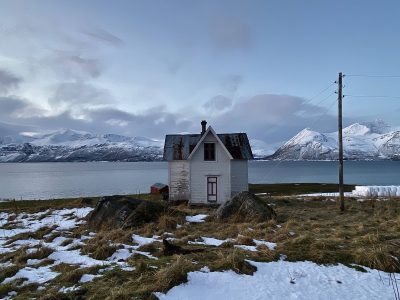 casinha numa paisagem linda com neve e lago no norte da noruega