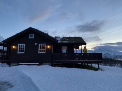 casa com grama no telhado e muita neve no norte da noruega