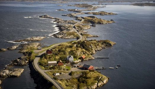 estrada por cima de rochas e no meio do mar na noruega