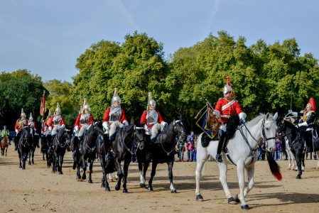 troca da guarda montada com os guardas da rainha a cavalo em londres