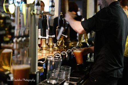 pint de cerveja ale sendo servida em um pub em londres