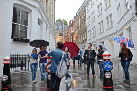 passeio turistico acontecendo em londres com chuva, tour dos pubs historicos do rafa guri in london