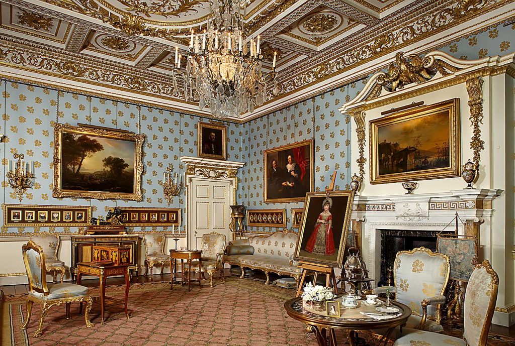 sala da Woburn Abbey com paredes ricas em detalhes e quadros na parede, local onde o chá da tarde começou a ser servido