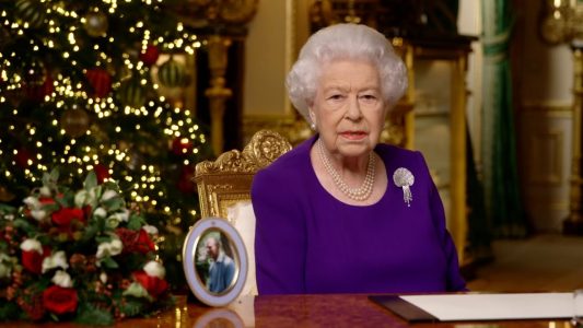 rainha Elizabeth sentada no discurso de natal