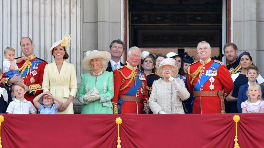 Família real britânica na sacada do Palácio de Buckingham com rainha, Philip, charles, camilla, harry, Meghan, Willaim e Kate