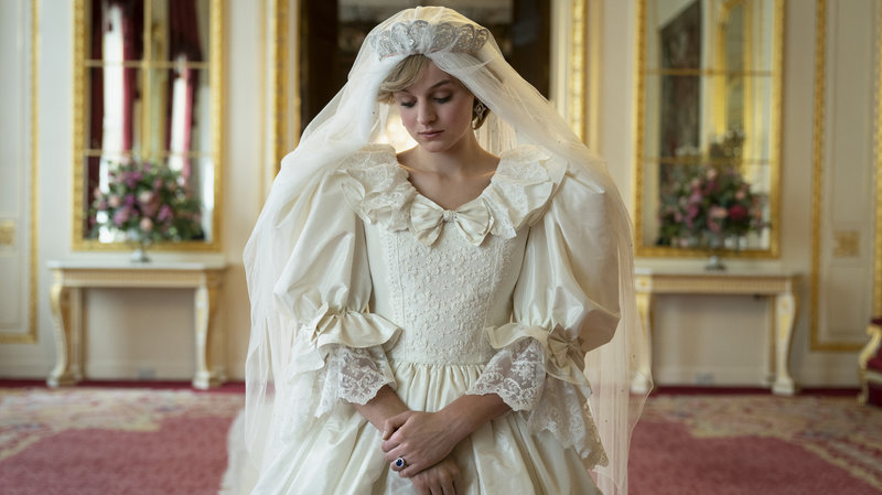 the crown 4 temporada princesa diana vestida de noiva no palacio de Buckingham antes do casamento