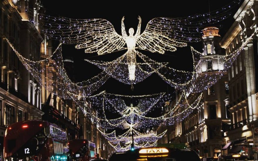 iluminação decoração de natal com anjos na regent street em Londres a noite