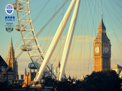Detalhe da London Eye com o Big Ben ao fundo durante o pôr do sol em Londres.