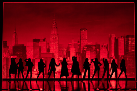 silhueta de pessoas bem vestidas em frente a um fundo vermelho com imagem de Nova York