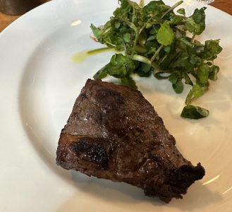 rump steak do Hawkesmoor com uma saladinha do lado