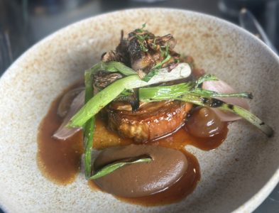 lamb shoulder, ombro de ovelha, servido com molho e cebolinha verde, do restaurante Fallow
