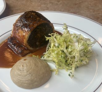 linguíça feita de sangue de porco enrolada em uma massa (sausage roll) com creme branco de maçã e salada