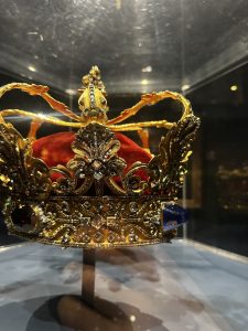 Coroa dourada com veludo vermelho, exposta em um display seguro em Copenhagen