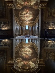 Salão pintado com figuras da mitologia representando a força naval britânica, o Painted Hall é essencial de ser visitado em Greenwich