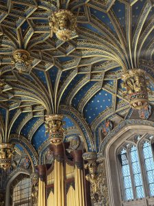 Decoração dourada em teto com detalhes da Capela real do Palácio de Hampton Court